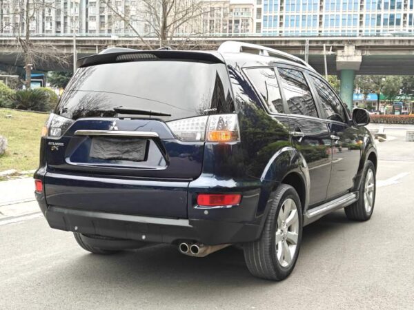Mitsubishi Outlander 2010 XLS - Image 2