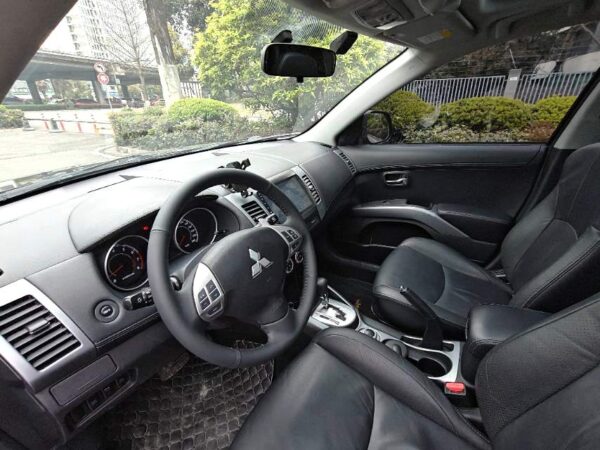 Mitsubishi Outlander 2010 XLS - Image 8