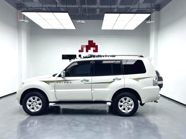 Mitsubishi Pajero 2018 (Deluxe) - Image 2
