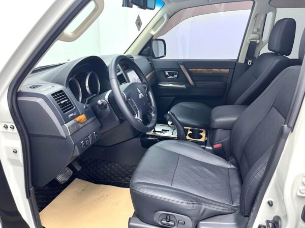 Mitsubishi Pajero 2018 (Deluxe) - Image 6