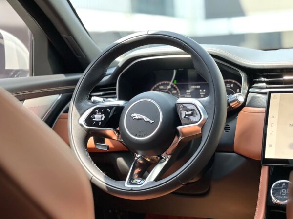 Jaguar 2021 XFL - Image 9