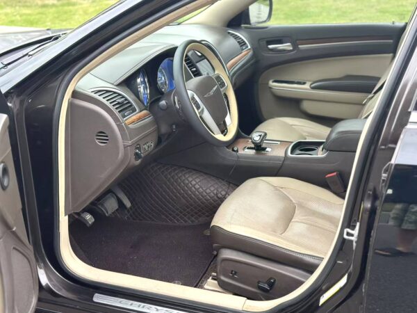 Chrysler 300C 2013 - Image 15