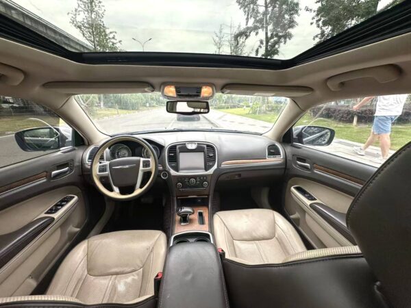 Chrysler 300C 2013 - Image 13