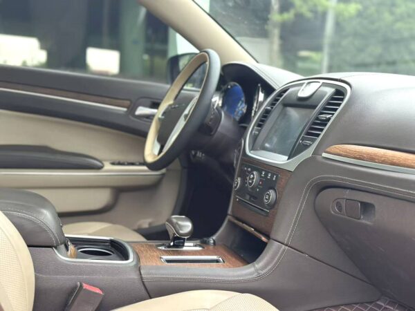 Chrysler 300C 2013 - Image 12