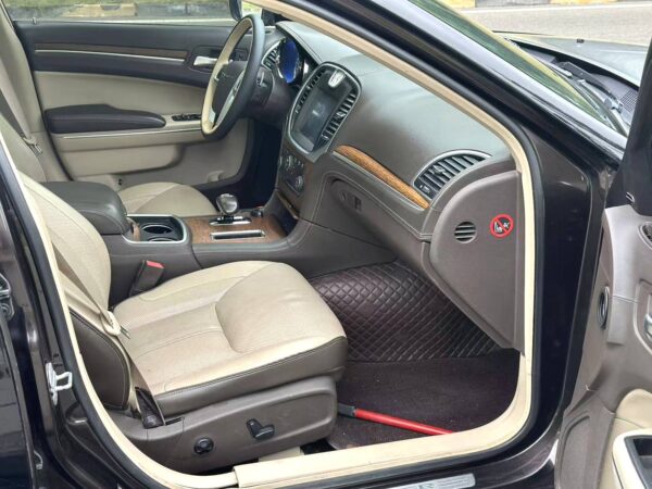 Chrysler 300C 2013 - Image 11
